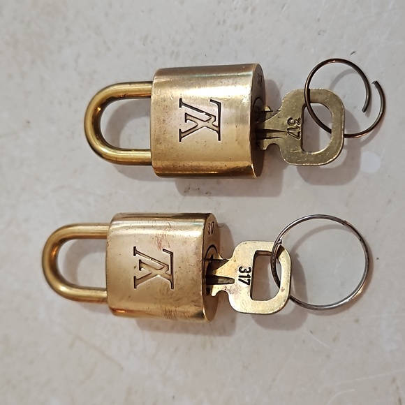 (ONE) 1 Authentic Louis Vuitton Lock & Key Set - Picture 7 of 17